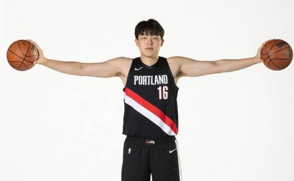 韦德体育 开拓者5分客胜马刺 杨瀚森防守积极