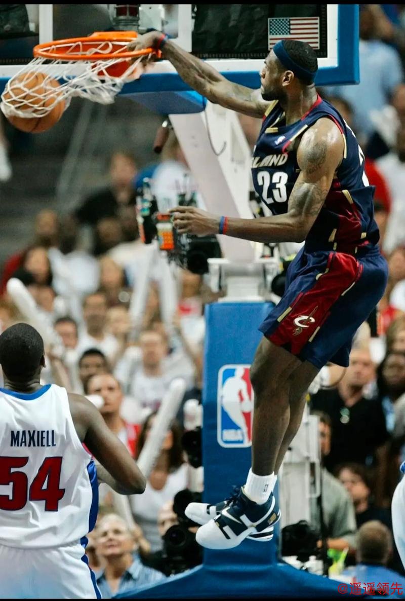 詹姆斯即便200岁依旧飞身扣篮，回应朋友盛赞幽默十足！