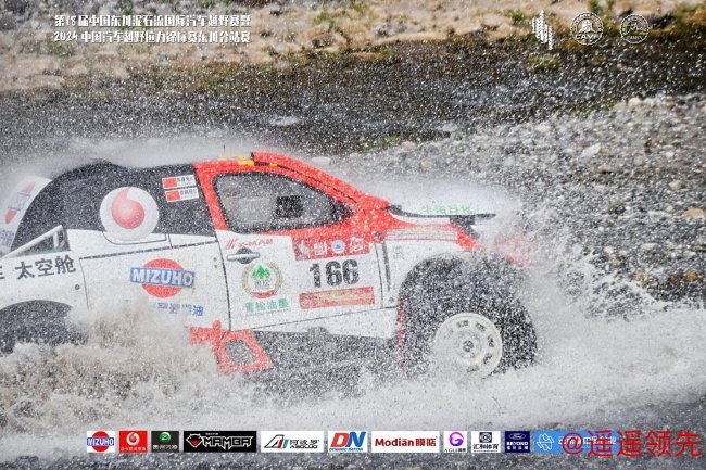 北京嘉禾兴产润滑油车队的李鹏程/苏建光在比赛中